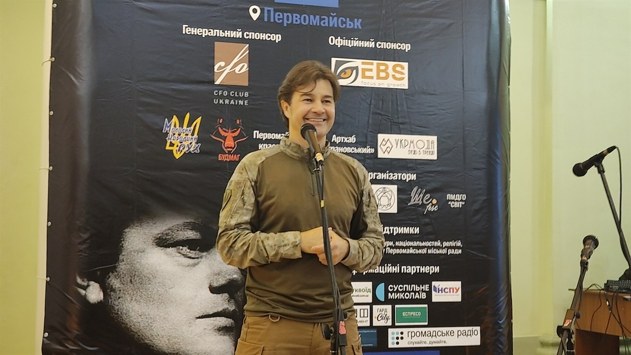 У 2023-му на фестивалі у Первомайську виступив народний артист України Євген Нищук із моновиставою «Прекрасний звір у серці»