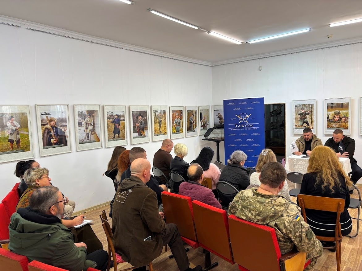 Серед присутніх на зустрічі були волонтери, військові, родини загиблих та зниклих безвісти