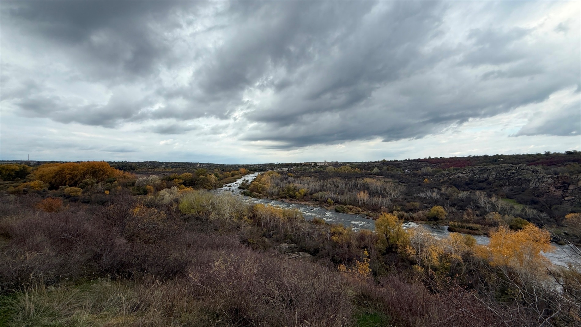 У Мигії сонячно, в Грушівці хмарно: три фотоподорожі осіннім Гардом