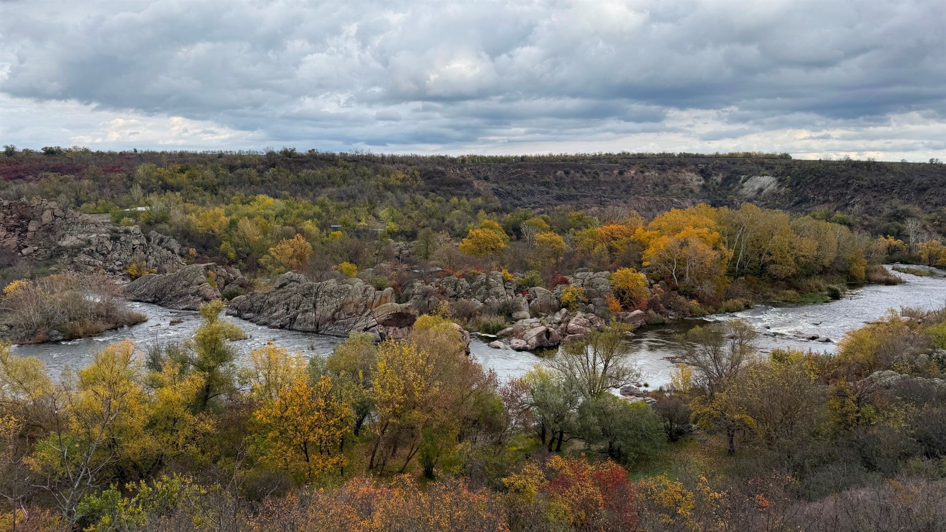 У Мигії сонячно, в Грушівці хмарно: три фотоподорожі осіннім Гардом