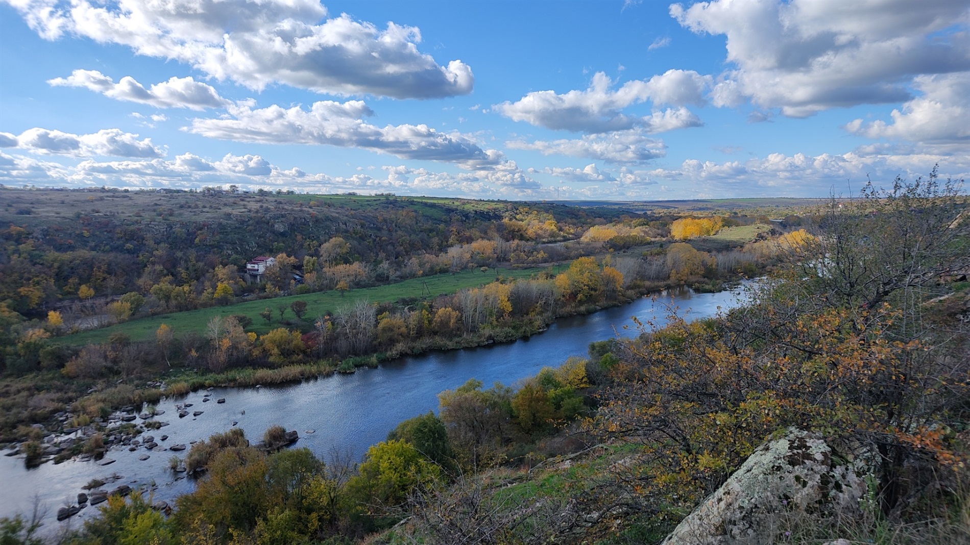 У Мигії сонячно, в Грушівці хмарно: три фотоподорожі осіннім Гардом