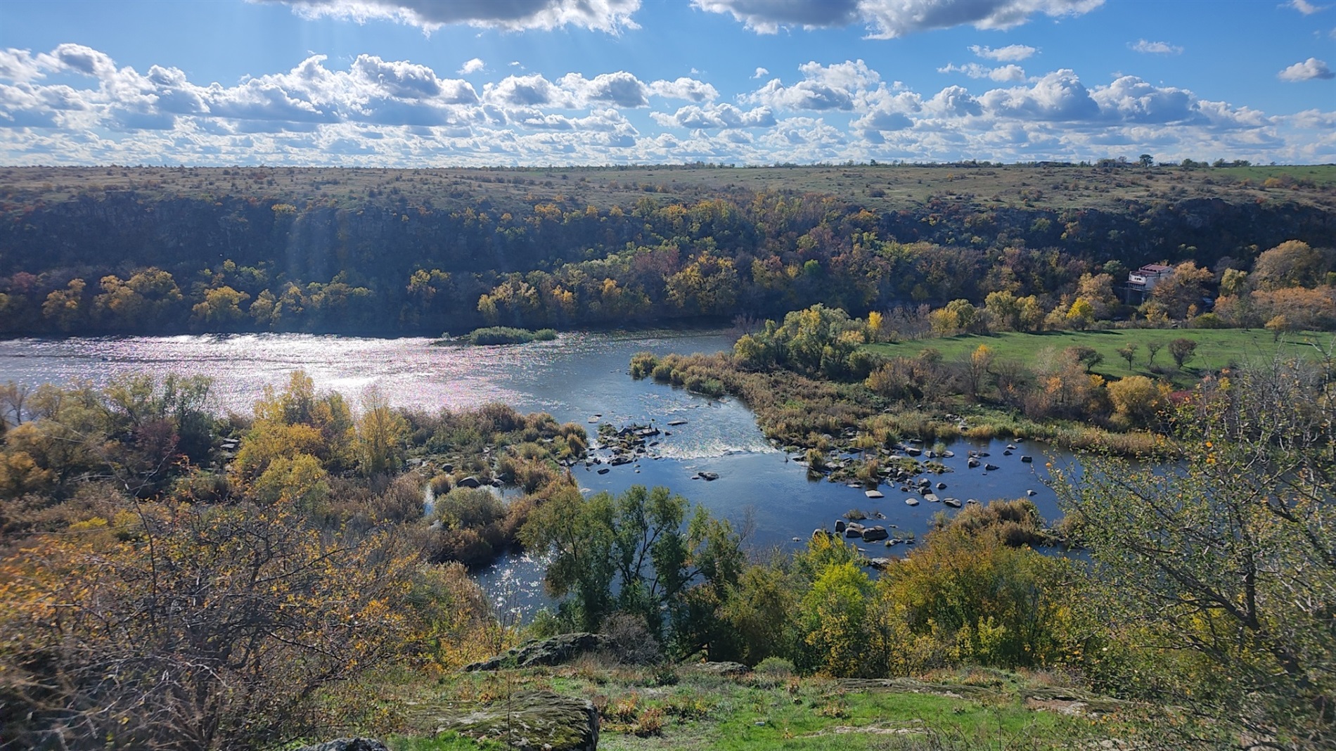 У Мигії сонячно, в Грушівці хмарно: три фотоподорожі осіннім Гардом