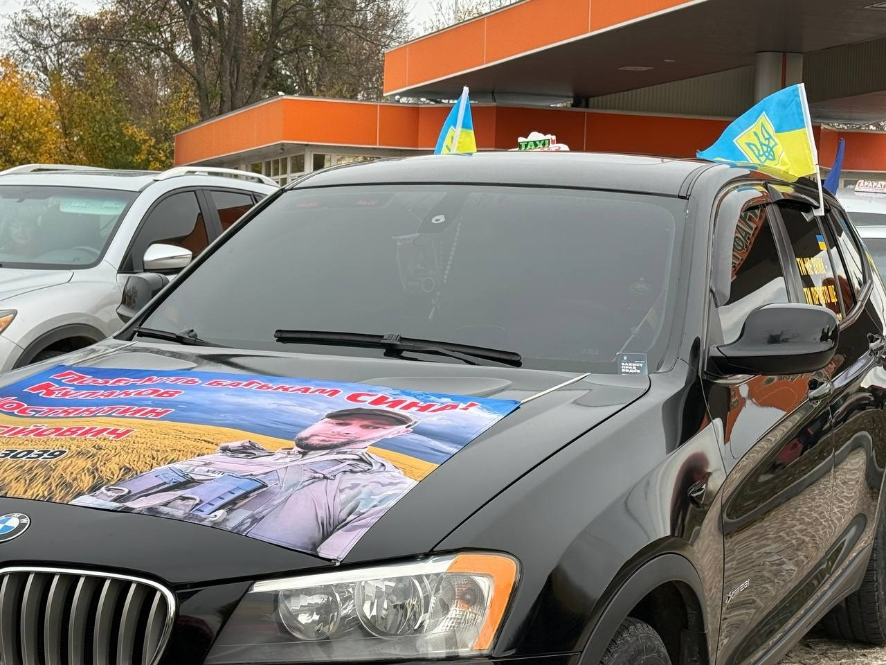 У Первомайську відбулися автопробіг та мирна акція на підтримку полонених і безвісти зниклих