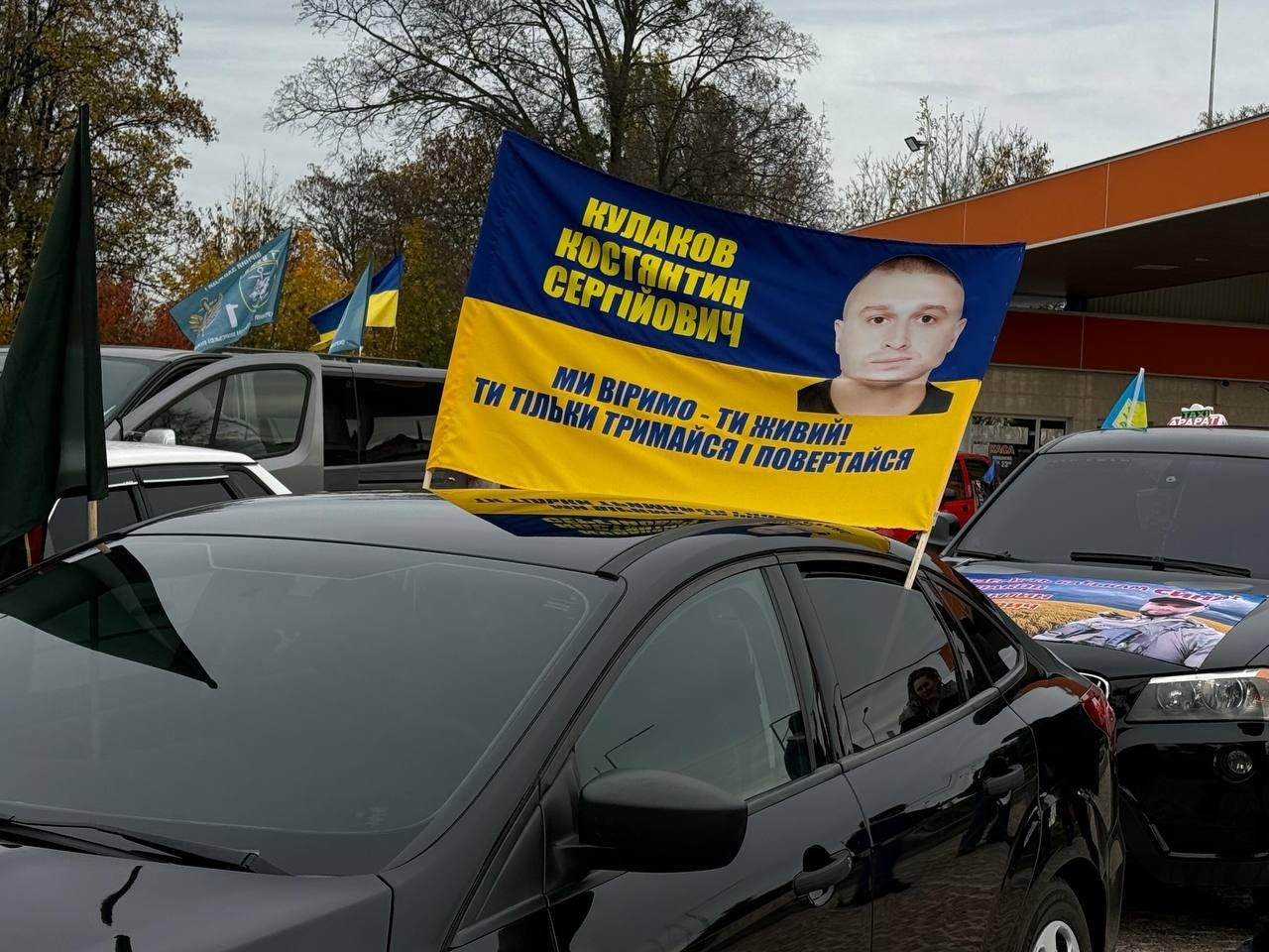 У Первомайську відбулися автопробіг та мирна акція на підтримку полонених і безвісти зниклих