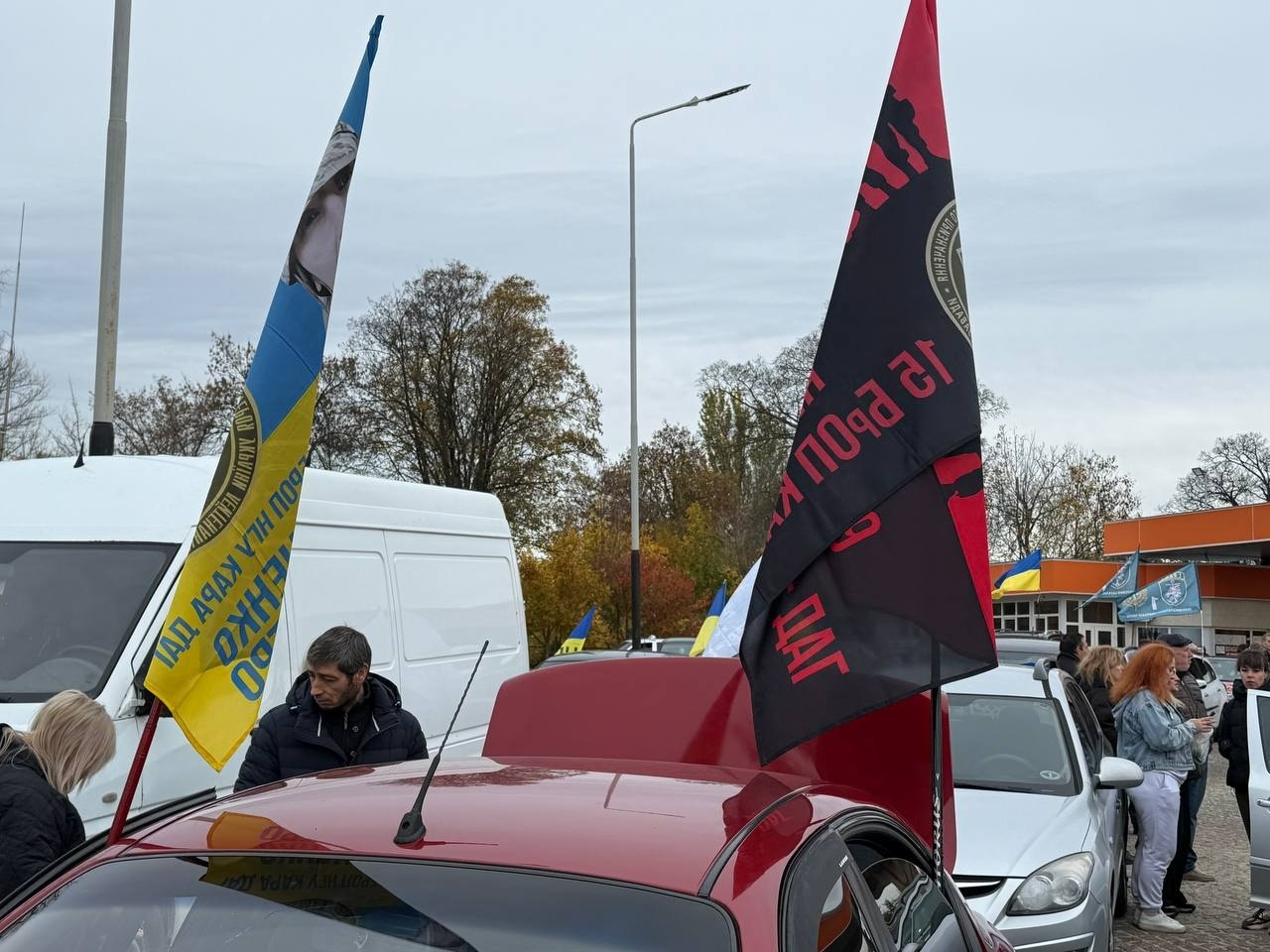 У Первомайську відбулися автопробіг та мирна акція на підтримку полонених і безвісти зниклих