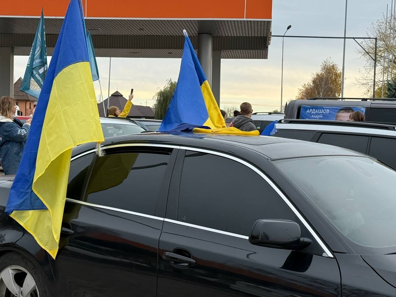 У Первомайську відбулися автопробіг та мирна акція на підтримку полонених і безвісти зниклих