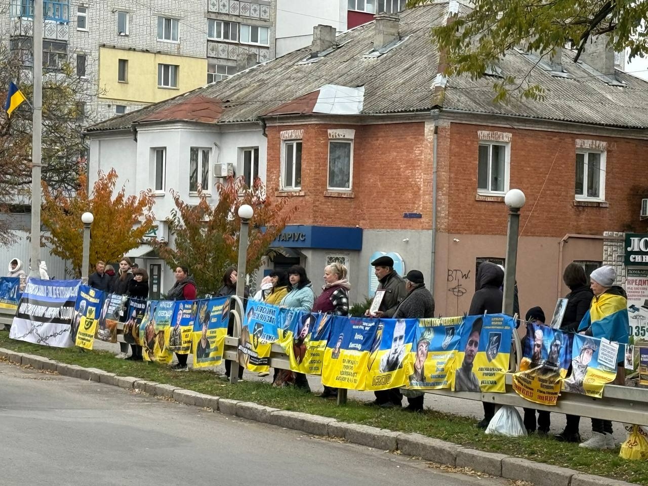 У Первомайську відбулися автопробіг та мирна акція на підтримку полонених і безвісти зниклих
