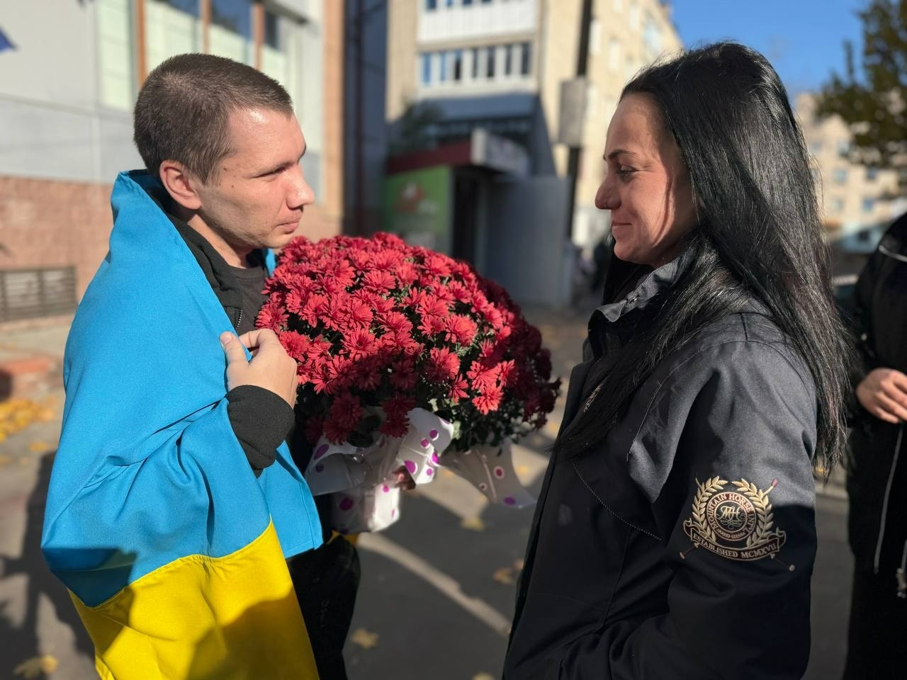 «Ми чекали, ми вірили»: у Первомайську зустріли звільненого з полону Романа Батовського