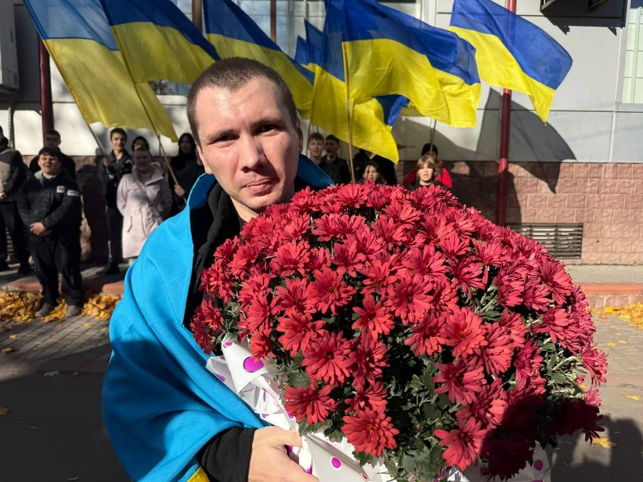 «Ми чекали, ми вірили»: у Первомайську зустріли звільненого з полону Романа Батовського