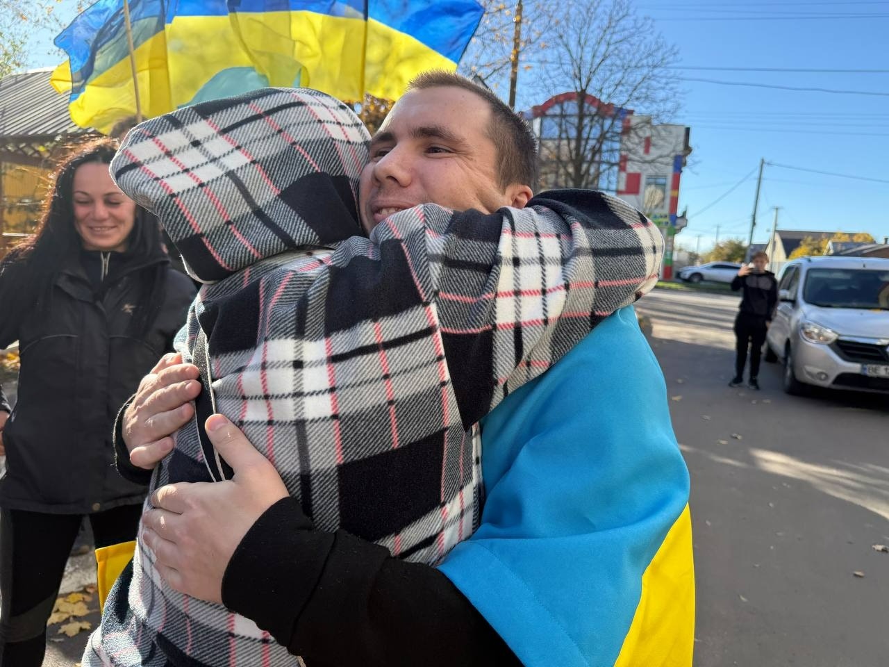 «Ми чекали, ми вірили»: у Первомайську зустріли звільненого з полону Романа Батовського