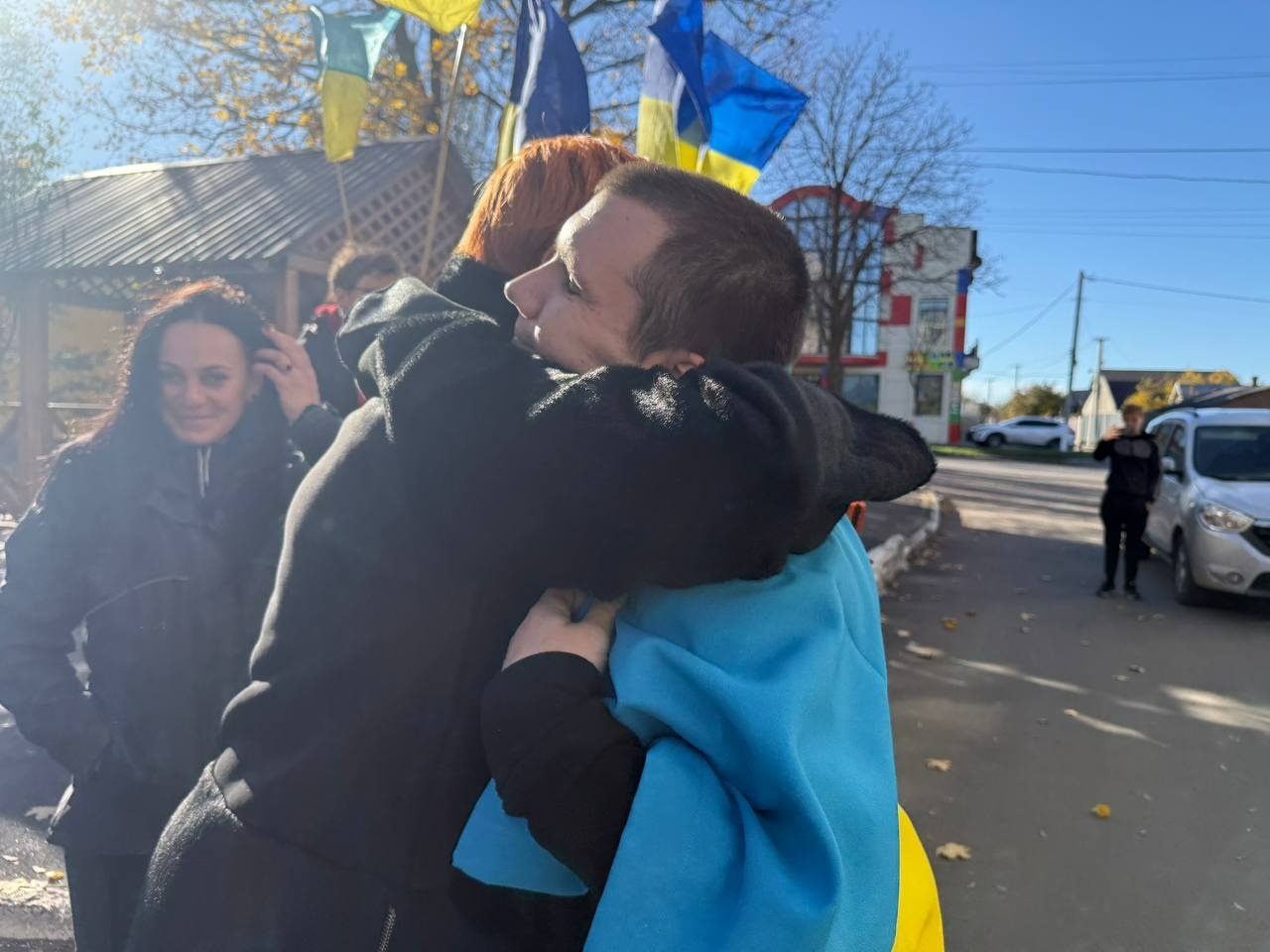 «Ми чекали, ми вірили»: у Первомайську зустріли звільненого з полону Романа Батовського