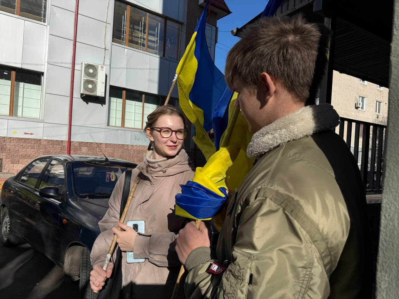 «Ми чекали, ми вірили»: у Первомайську зустріли звільненого з полону Романа Батовського