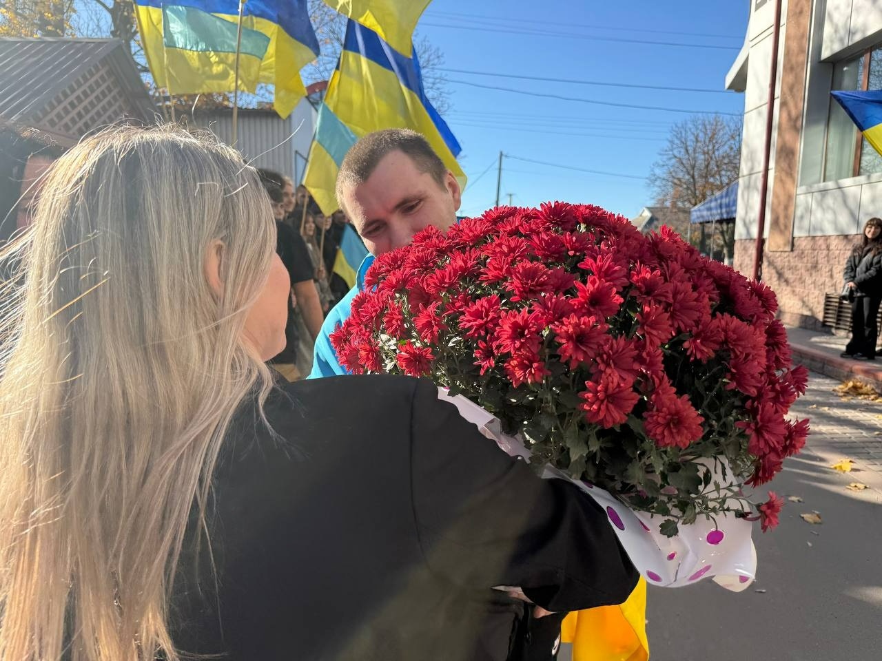 «Ми чекали, ми вірили»: у Первомайську зустріли звільненого з полону Романа Батовського