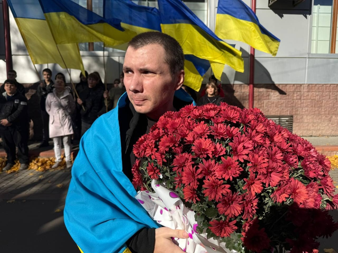 «Ми чекали, ми вірили»: у Первомайську зустріли звільненого з полону Романа Батовського