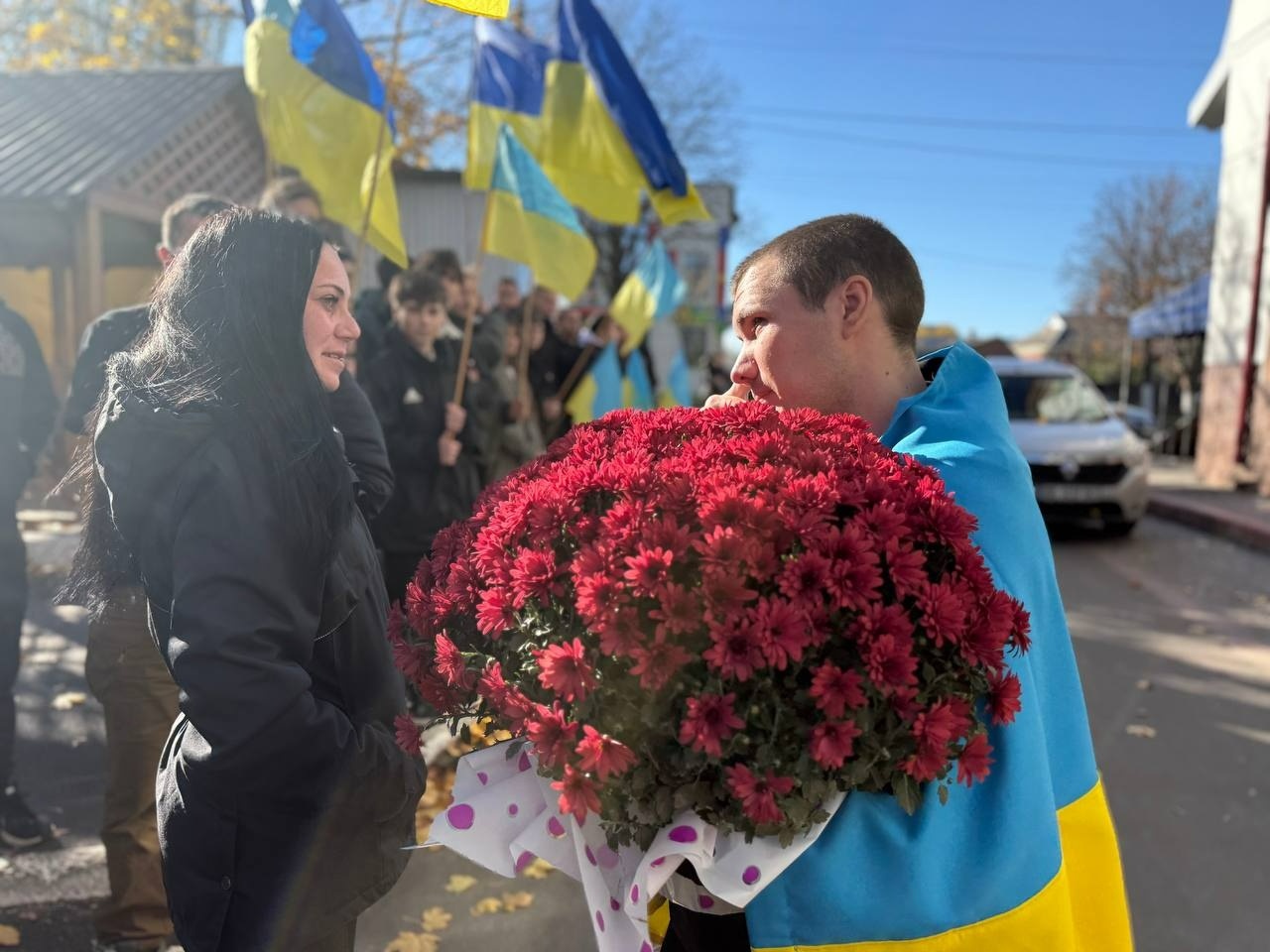 «Ми чекали, ми вірили»: у Первомайську зустріли звільненого з полону Романа Батовського