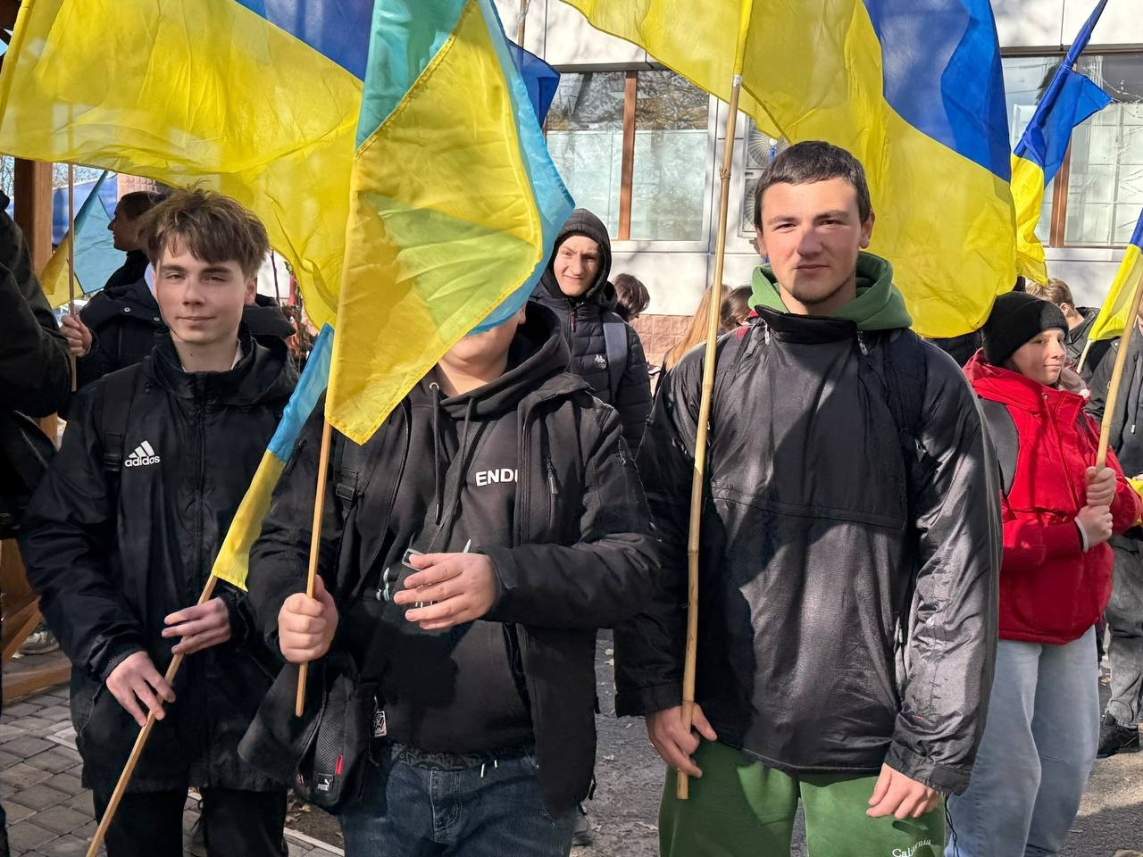 «Ми чекали, ми вірили»: у Первомайську зустріли звільненого з полону Романа Батовського