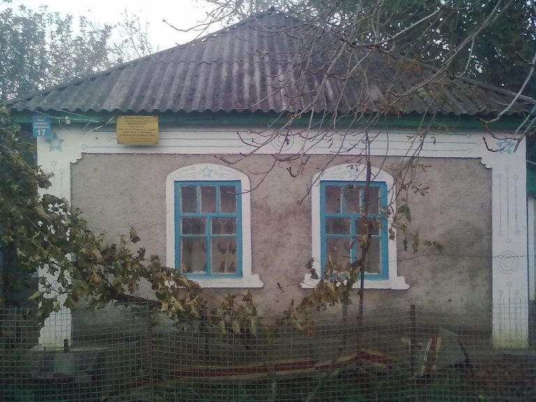 Хата в Кумарях де жив Вінграновський, на вулиці його імені