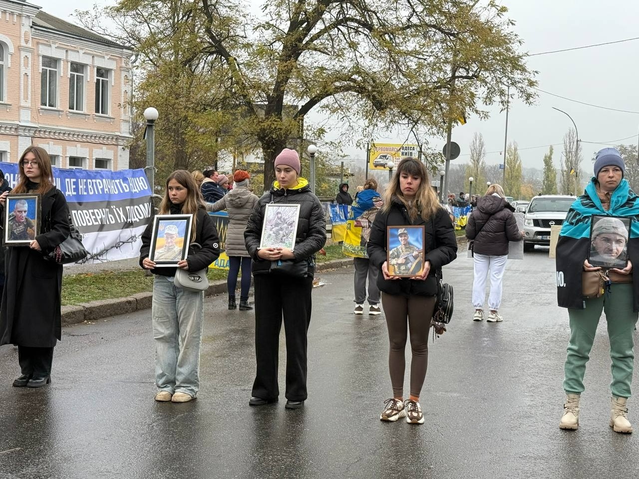 Стань поруч! Рідні полонених та зниклих безвісти у Первомайську вийшли на мирну акцію