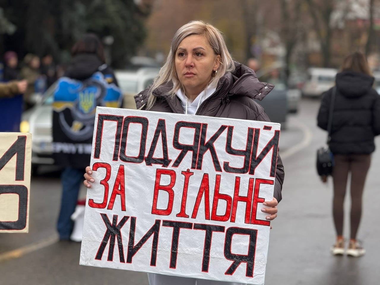 Стань поруч! Рідні полонених та зниклих безвісти у Первомайську вийшли на мирну акцію