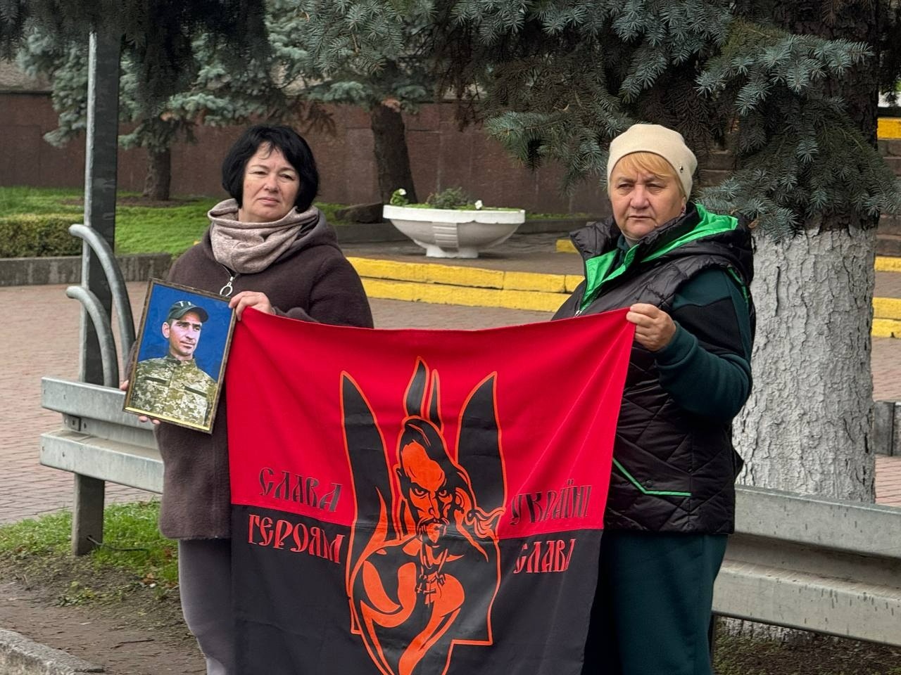 Стань поруч! Рідні полонених та зниклих безвісти у Первомайську вийшли на мирну акцію