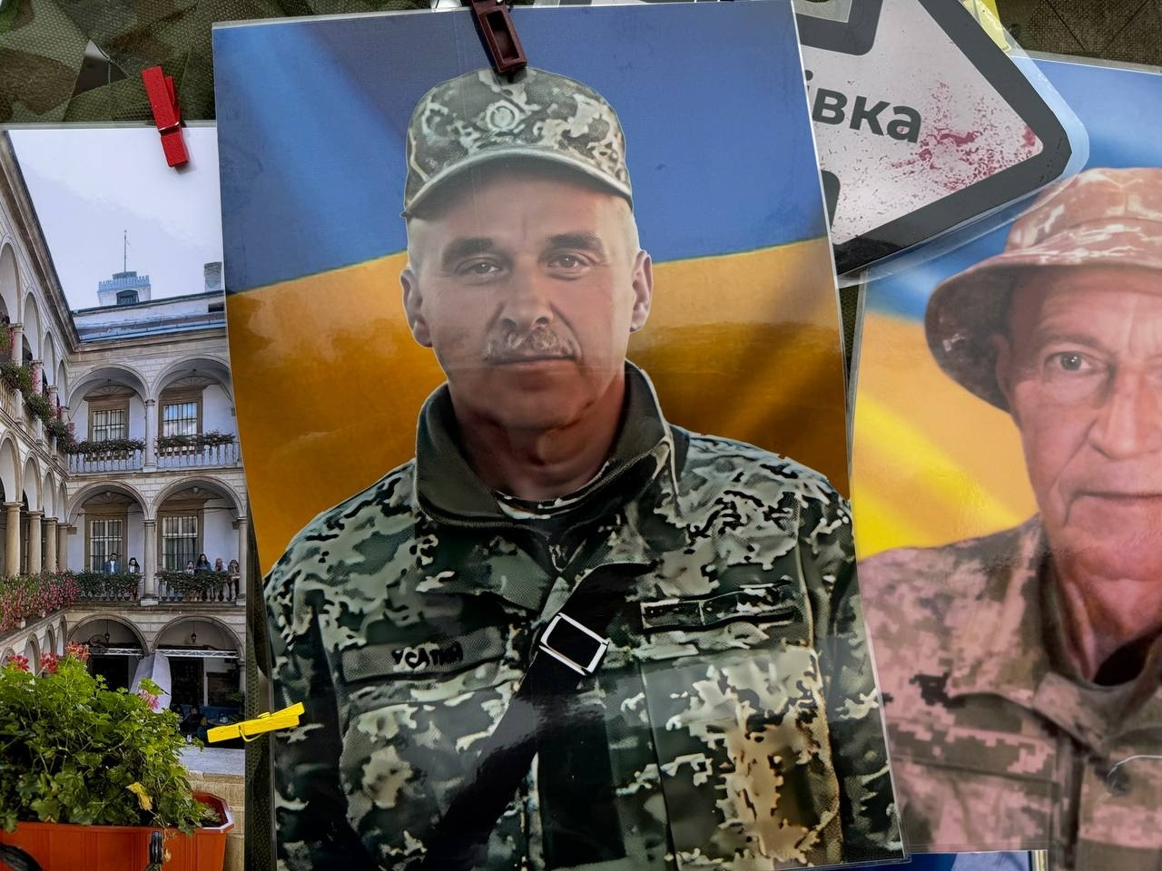 Стань поруч! Рідні полонених та зниклих безвісти у Первомайську вийшли на мирну акцію
