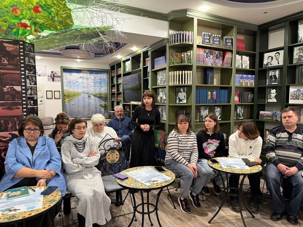 Інна Пономаренко (стоїть)