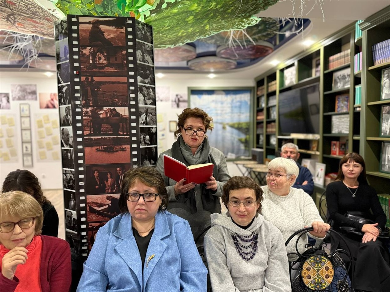 Тетяна Зінич (стоїть)