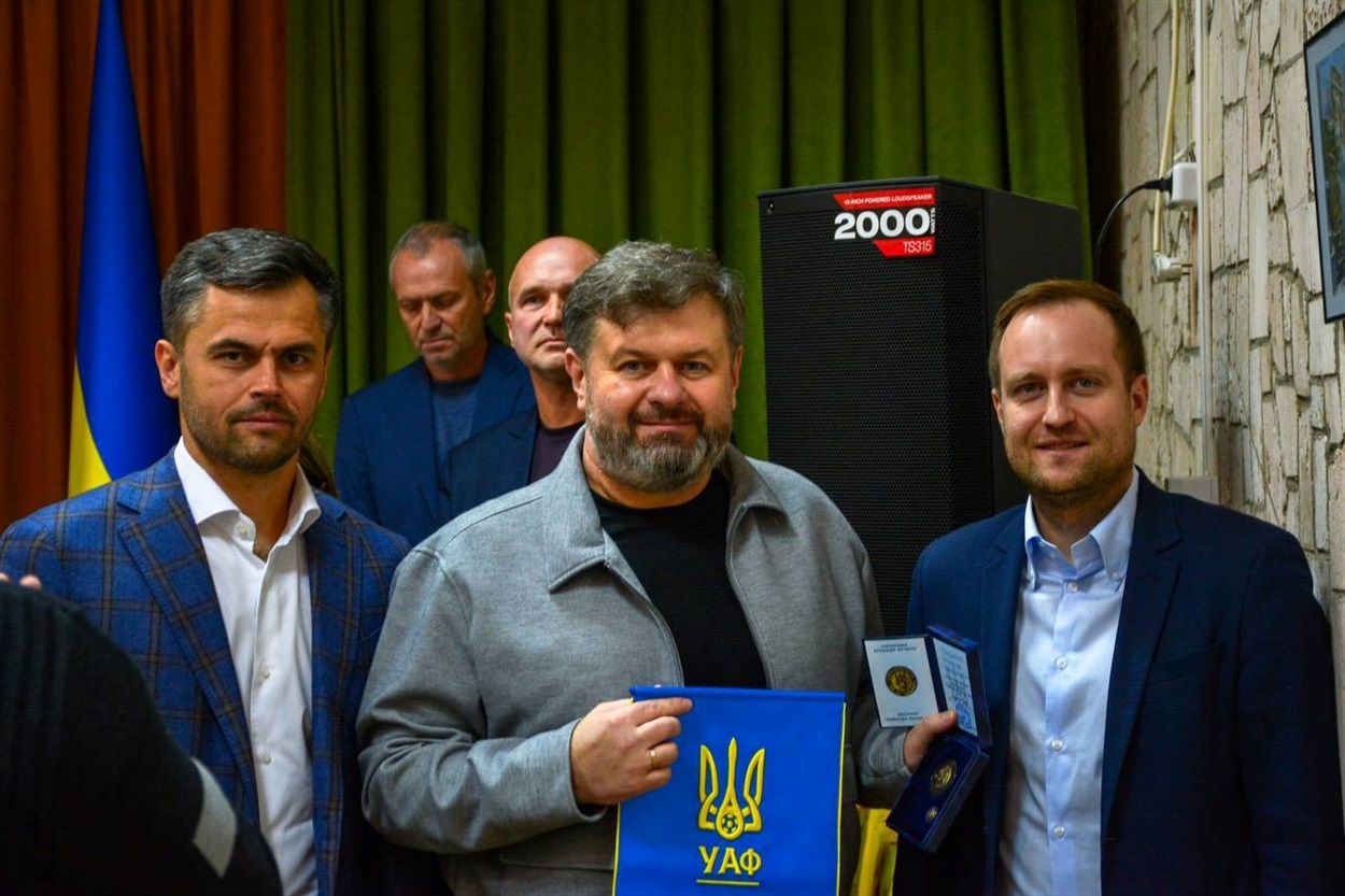 Олександр Пасічний, в центрі, з відзнакою УАФ