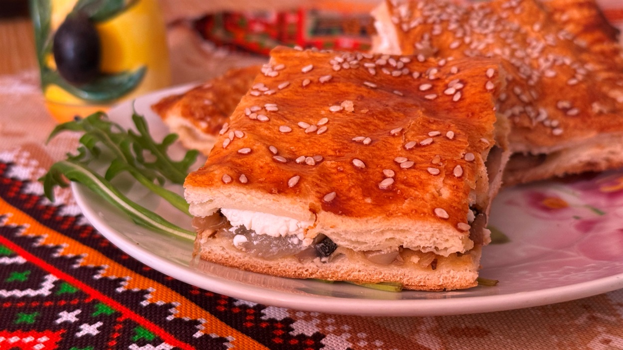 Листковий пиріг з куркою та печерицями