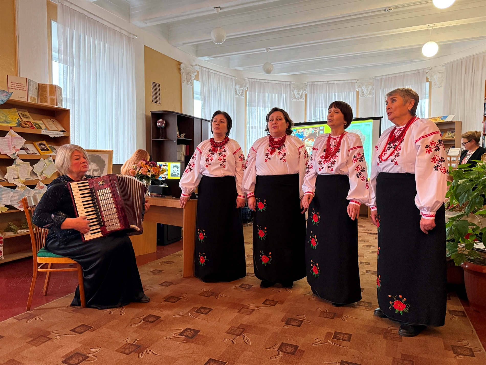 «Я словом усміхнуся вам»: до 100-річчя Галини Педченко у Врадіївці видали ювілейну збірку