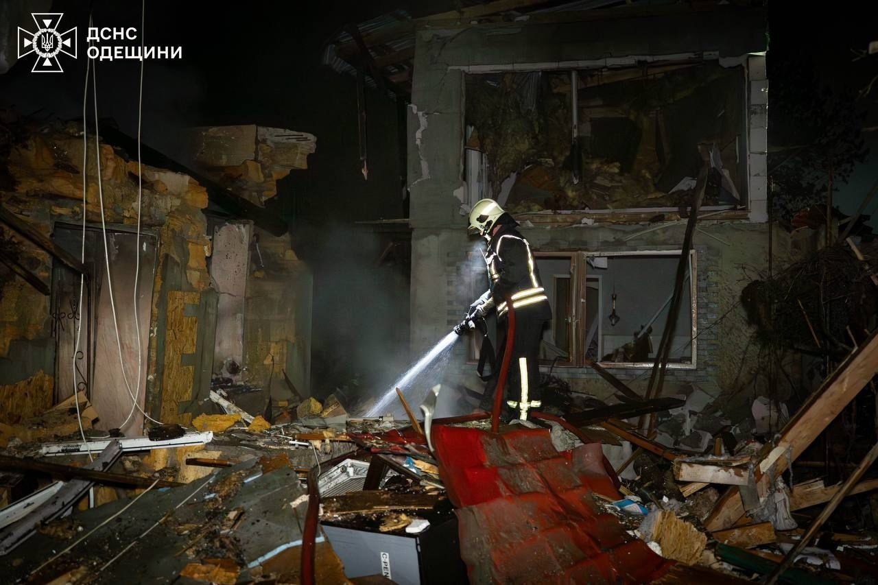 Ворожа атака на Одесу: пошкоджені будівлі та авто, серед постраждалих — дитина