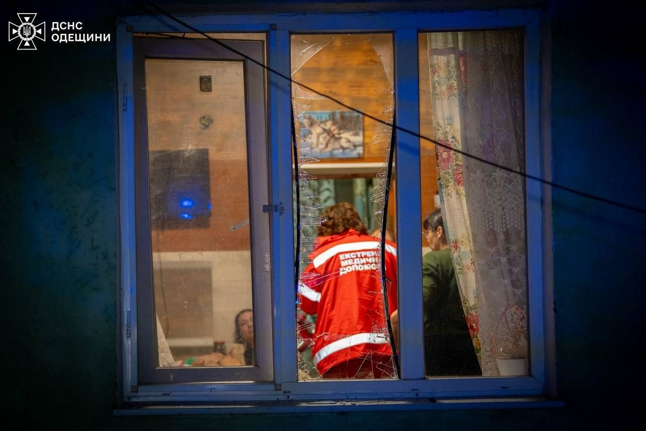 Ворожа атака на Одесу: пошкоджені будівлі та авто, серед постраждалих — дитина