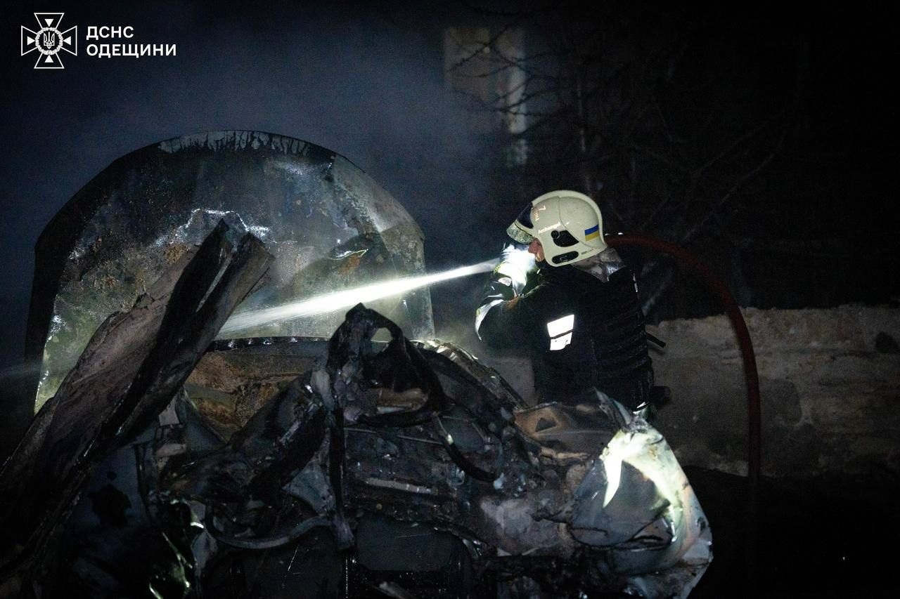 Ворожа атака на Одесу: пошкоджені будівлі та авто, серед постраждалих — дитина