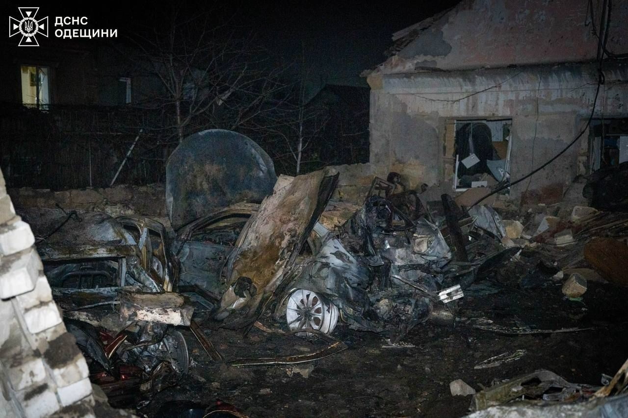 Ворожа атака на Одесу: пошкоджені будівлі та авто, серед постраждалих — дитина