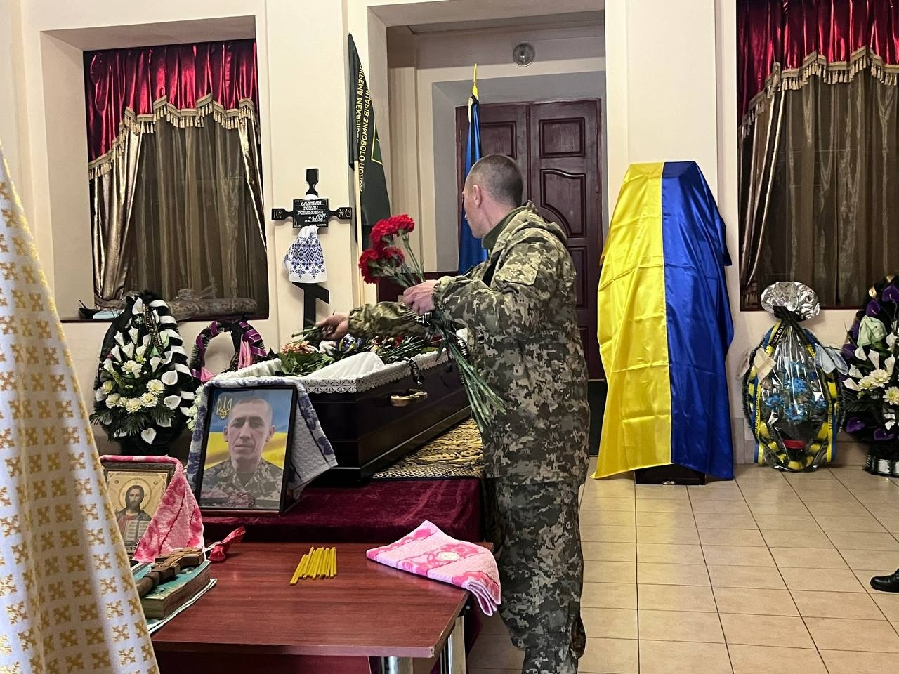 У Первомайську попрощалися із загиблим захисником України Романом Салабаєм