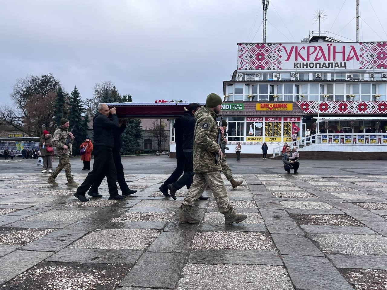 У Первомайську попрощалися із загиблим захисником України Романом Салабаєм