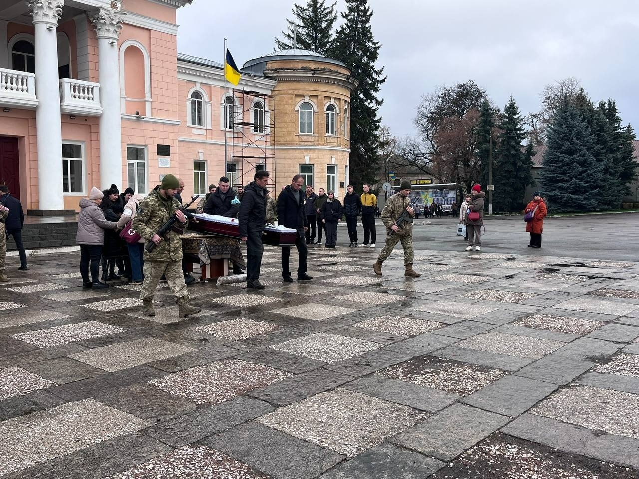 У Первомайську попрощалися із загиблим захисником України Романом Салабаєм