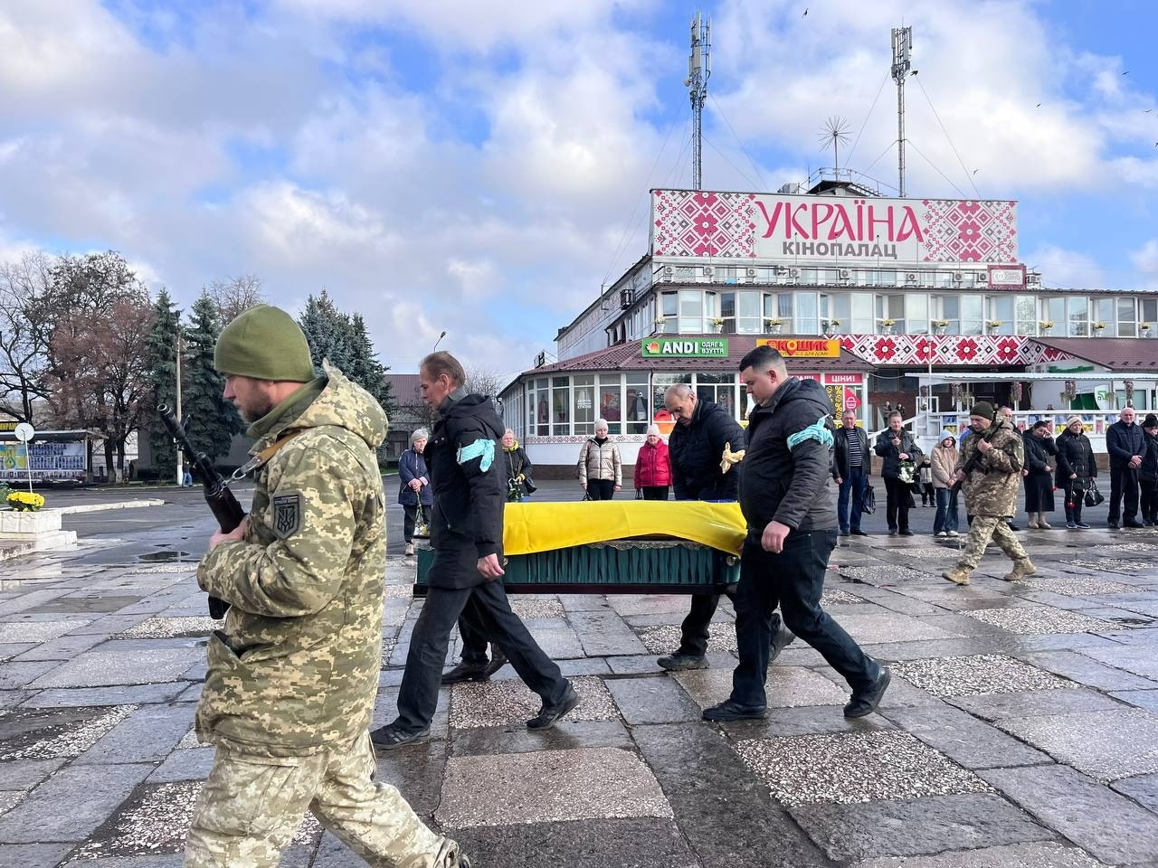 У Первомайську попрощалися із загиблим військовим Русланом Соловйовим
