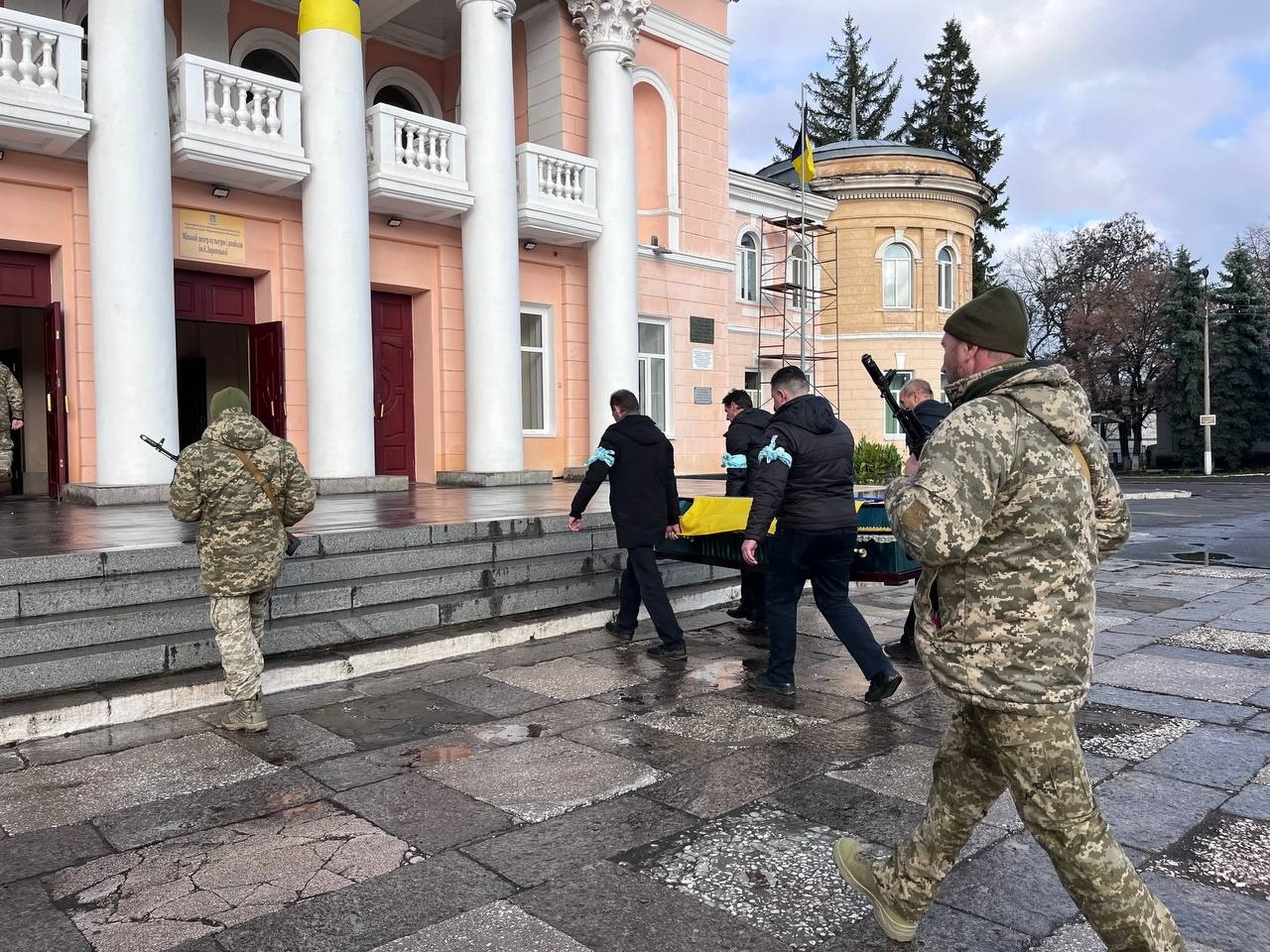 У Первомайську попрощалися із загиблим військовим Русланом Соловйовим