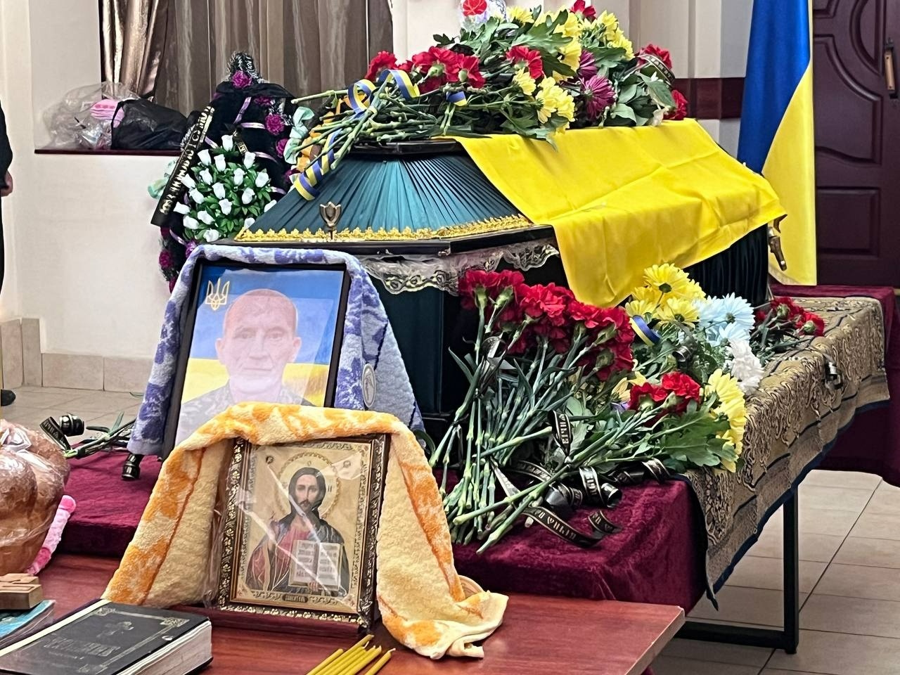 У Первомайську попрощалися із загиблим військовим Русланом Соловйовим