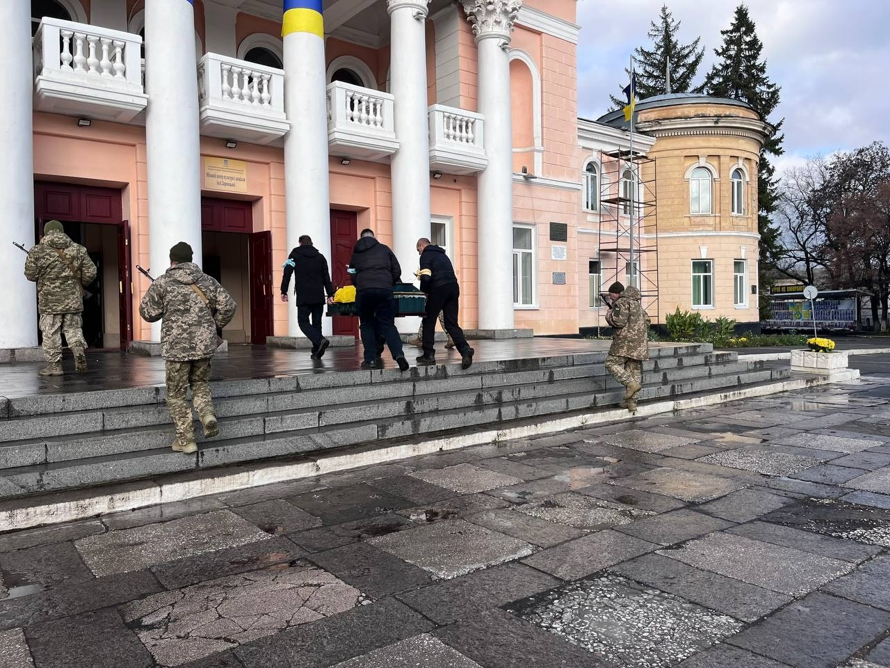У Первомайську попрощалися із загиблим військовим Русланом Соловйовим
