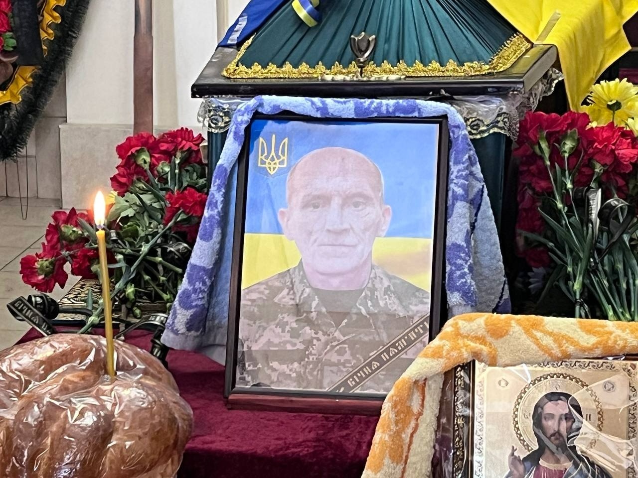 У Первомайську попрощалися із загиблим військовим Русланом Соловйовим