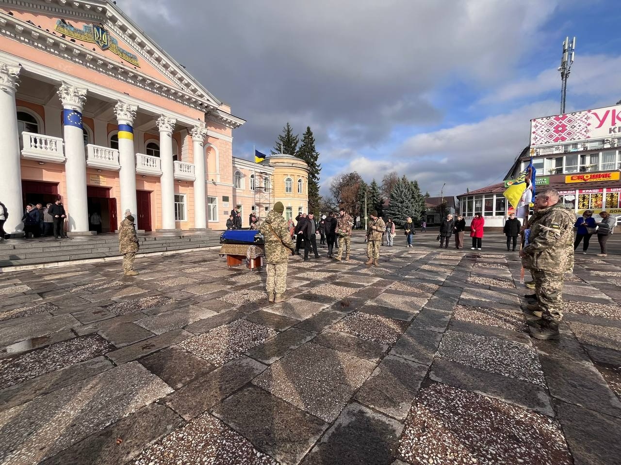 У Первомайську попрощалися із загиблим військовим Русланом Соловйовим