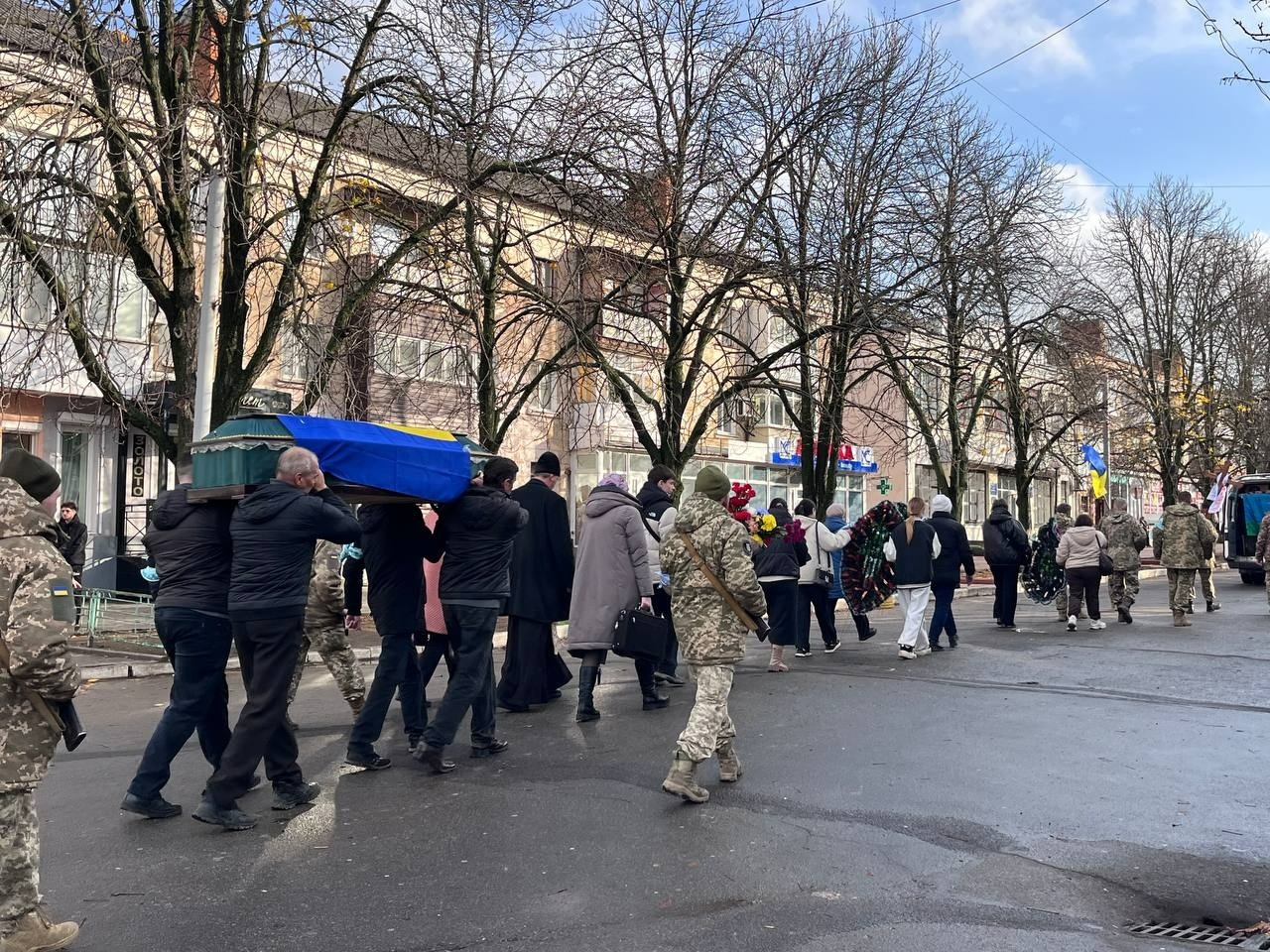 У Первомайську попрощалися із загиблим військовим Русланом Соловйовим