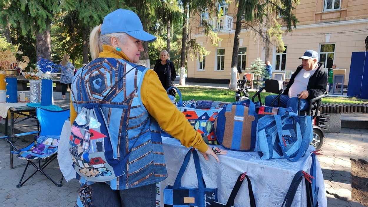 «Я хочу комусь передати те, що вмію»: історія майстрині з Донбасу, яка двічі тікала від війни