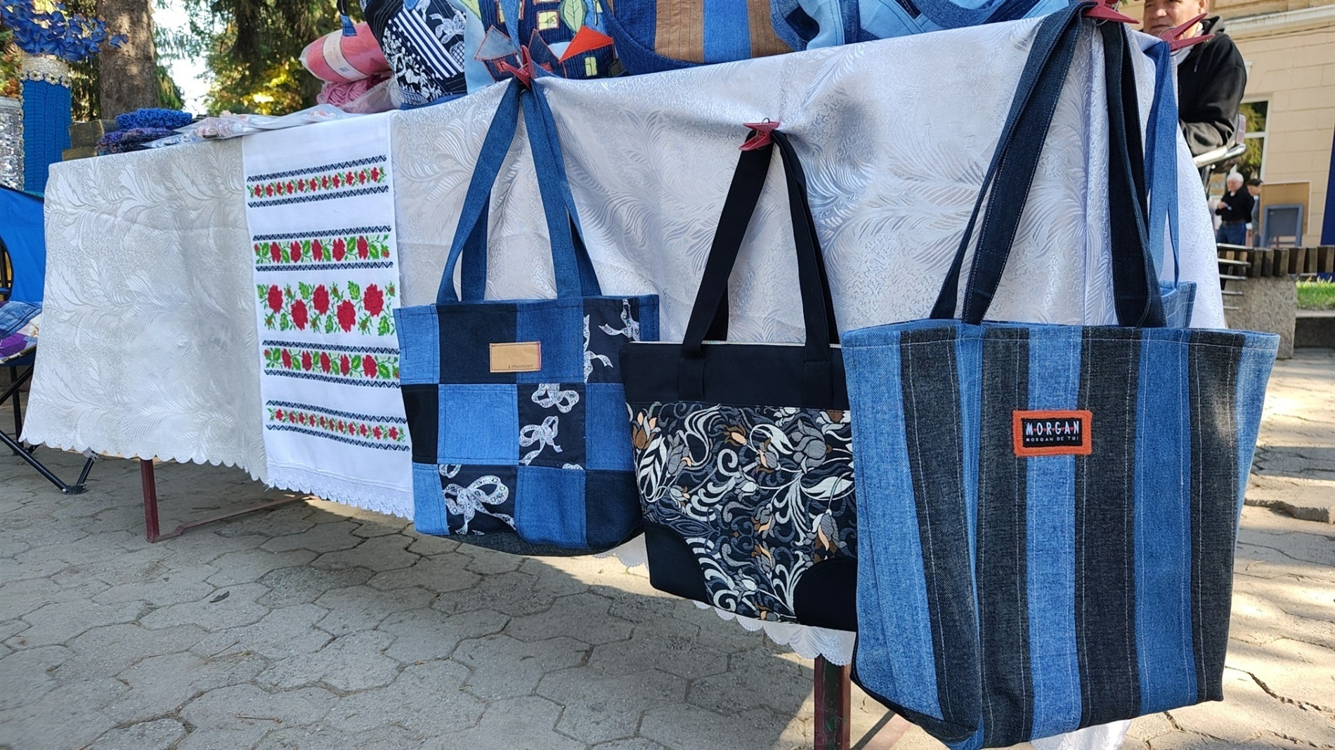 «Я хочу комусь передати те, що вмію»: історія майстрині з Донбасу, яка двічі тікала від війни