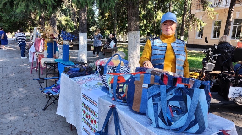 «Я хочу комусь передати те, що вмію»: історія майстрині з Донбасу, яка двічі тікала від війни