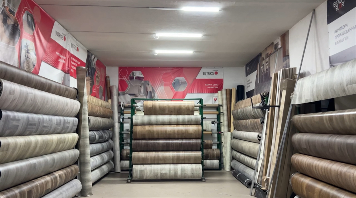 Лінолеум та ламінат в асортименті