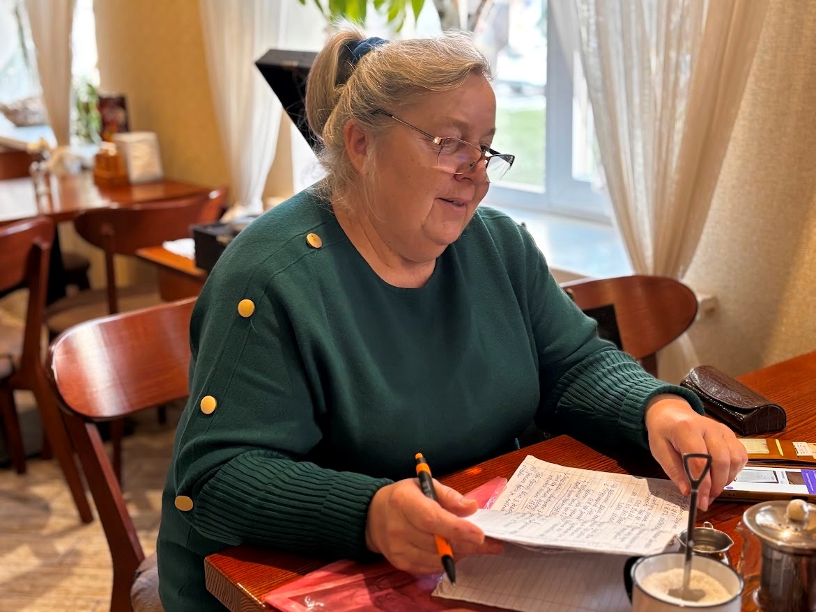 Світлана Остафичук усі свої дії записує в зошит: тут імена та контакти тих, до кого родини безвісти зниклих звертаються по допомогу