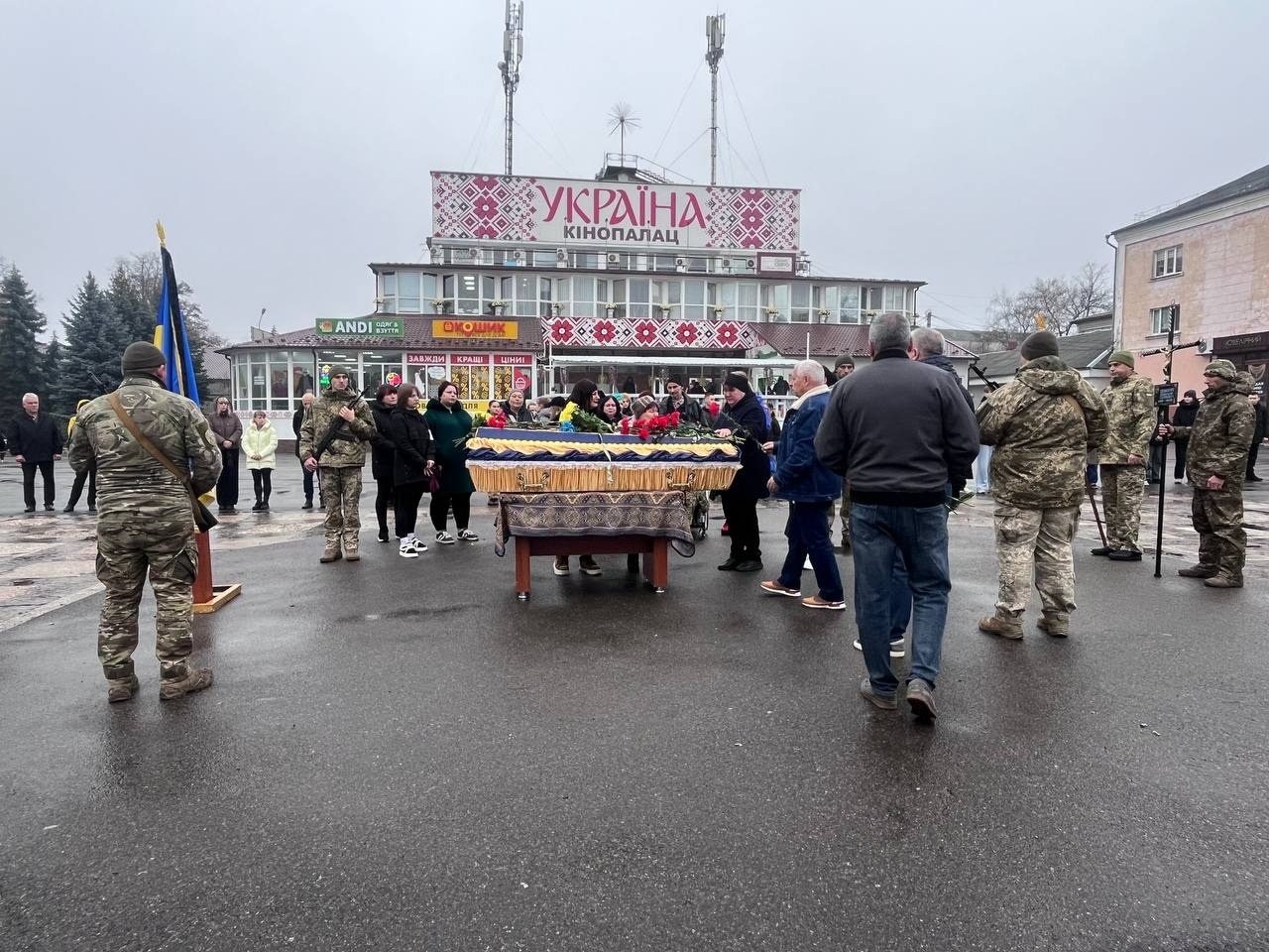 Первомайськ попрощався із захисником України Олександром Мельничуком